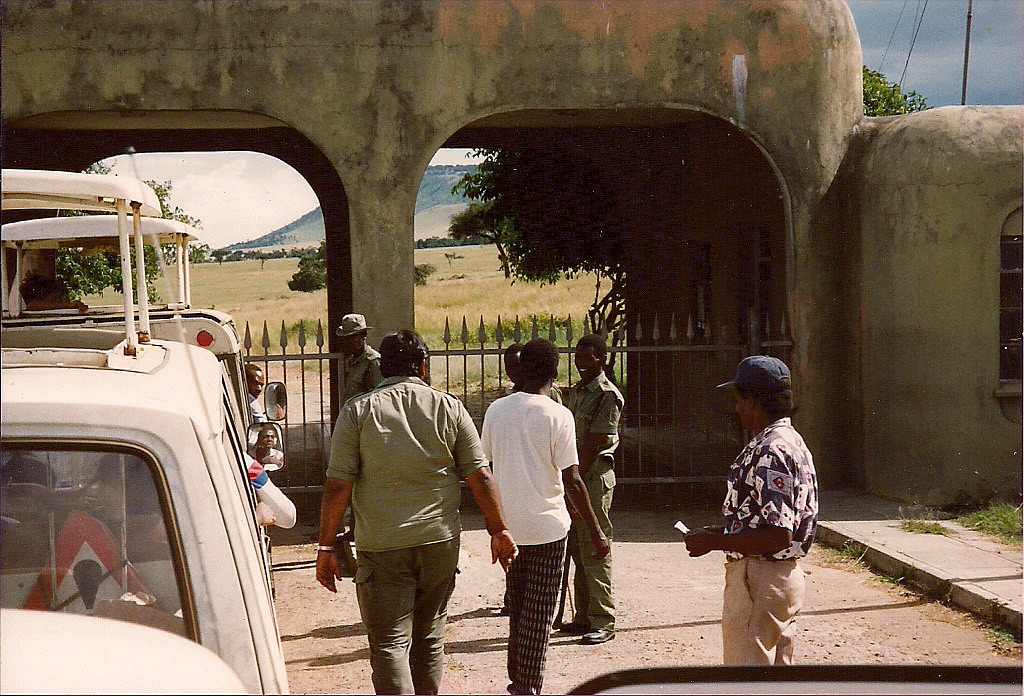 comp_masai-mara-fig-tree-camp-may-1989-www-lofty-tours-com0015
